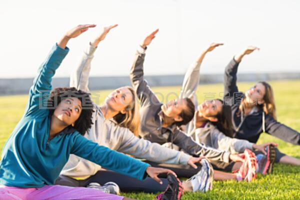 运动女性在健身课上的伸展艺术 休闲与健康的完美结合
